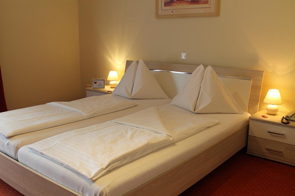 Hotel Restaurant Schwartz Neusiedl am Steinfelde Εξωτερικό φωτογραφία